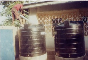 Tanzanie les bidons recuperateurs d'eau de pluie